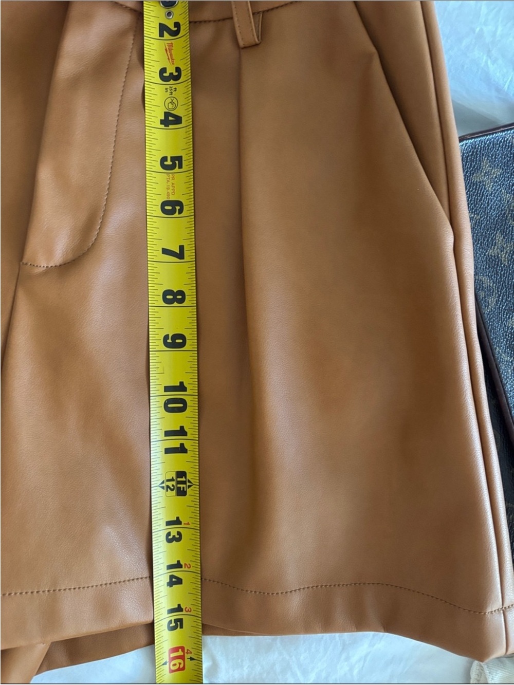 7 For All Mankind Pleated High Rise Vegan Leather Shorts Sz S Camel Brown Cognac - Picture 4 of 13